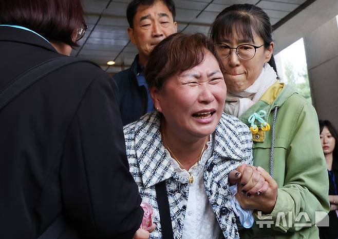 [서울=뉴시스] 박주성 기자 = 2024년 6월 리튬 1차전지 제조 공장에서 발생한 폭발·화재 사고로 23명의 사망자를 낸 '아리셀 참사'의 책임자로 지목된 박순관 아리셀 대표이사가 2심에서 감형된 징역 4년을 확정받은 20일 서울 대법원에서 유가족이 법정을 나서며 오열하고 있다. 2026.10.20.park7691@newsis.com