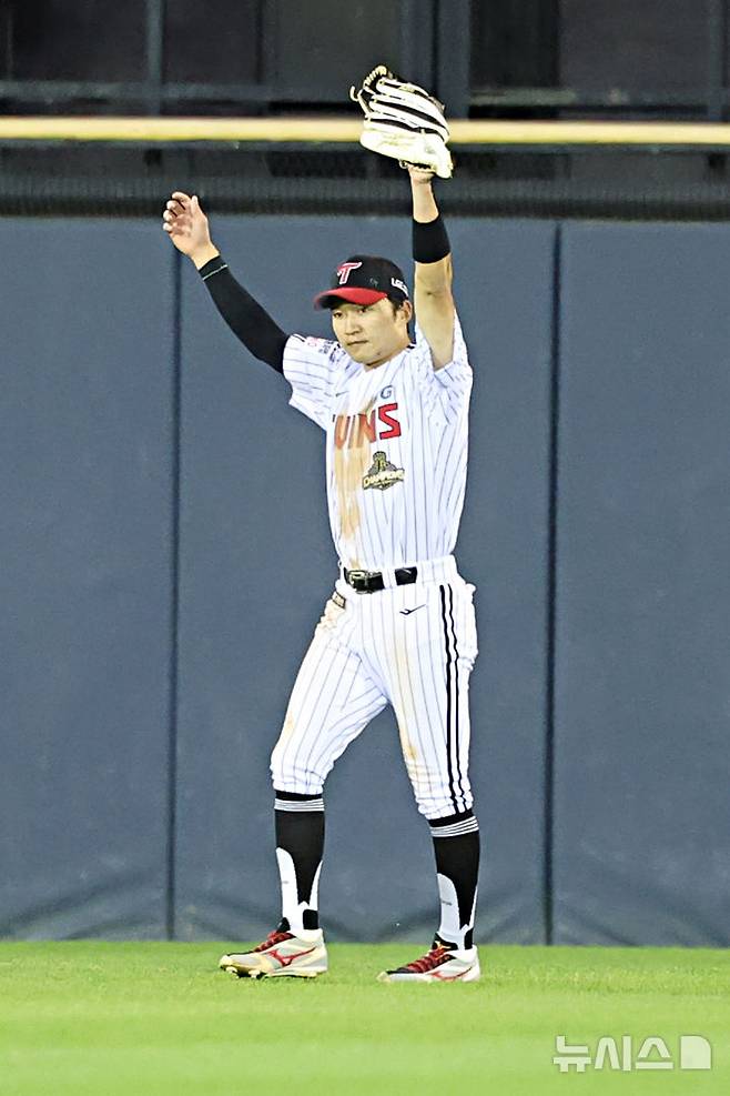 [서울=뉴시스] 김금보 기자 = 14일 서울 송파구 잠실야구장에서 열린 프로야구 2026 KBO 포스트시즌 와일드카드 결정 1차전 두산 베어스와 LG 트윈스의 경기, 9회 2사 주자없는 상황 두산 김대한 플라이를 잡아내며 경기를 끝낸 LG 박해민이 준플레이오프 진출에 기뻐하고 있다. 2026.10.14. kgb@newsis.com