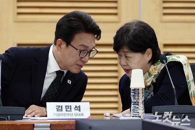 더불어민주당 김민석 대표와 서영교 법사위원장이 2일 서울 여의도 국회에서 열린 대법관 임명 관련 헌법전문가 긴급 좌담회에서 대화를 하고 있다. 윤창원 기자