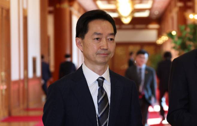 김지용 중수청장(왼쪽)과 최동석 인사혁신처장이 20일 이재명 대통령 주재로 청와대에서 열리는 국무회의에 입장하고 있다. 연합뉴스