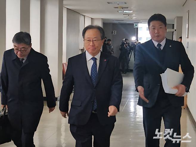 김석준 부산시교육감(가운데)이 부산지법에 출석하고 있는 모습. 김혜민 기자