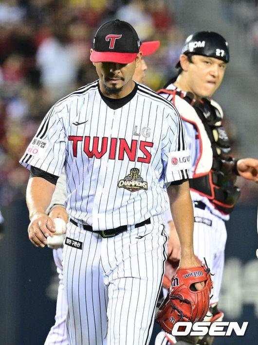 [OSEN=잠실, 최규한 기자] 20일 서울 잠실야구장에서 ‘2026 신한 SOL KBO 준플레이오프’ 3차전 LG 트윈스와 KIA 타이거즈의 경기가 열렸다.벼랑 끝에 몰린 LG는 카를로스 카라스코가 선발로 나선다. 광주 홈에서 열린 2경기를 모두 잡아낸 KIA는 시라카와 게이쇼를 선발로 내세웠다. 2회초 1사 만루 상황 LG 선발 카라스코가 마운드를 내려오고 있다. 2026.10.20 / dreamer@osen.co.kr