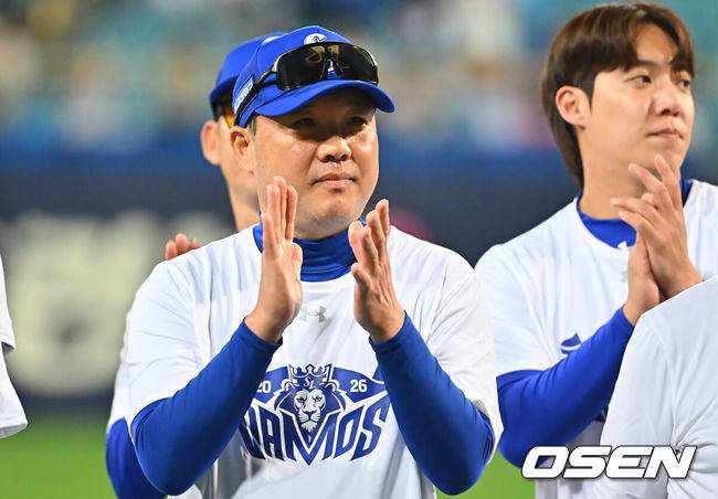[OSEN=대구, 이석우 기자] 12일 대구삼성라이온즈파크에서 2026 신한 SOL KBO 리그 삼성 라이온즈와 KT 위즈의 경기가 열렸다. 홈팀 삼성은 양창섭이, 방문팀 KT는 소형준이 선발 출전했다. 삼성 라이온즈 박진만 감독이 시즌 마지막 경기를 마치고 팬들에게 인사를 하고 있다. 2026.10.12 / foto0307@osen.co.kr