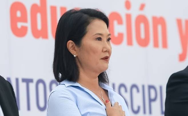 한 학교행사에 참석한 케이코 후지모리 페루 대통령이 국민의례를 하고 있다. 영상 캡처