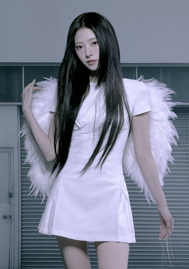 Lisenne, who is receiving great love from the public for their unique fragrance concept and music, is raising their public recognition through various activities and continuing their wide-ranging activities.