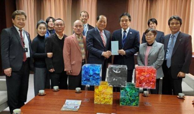 오영석 회장, 도쿄올림픽 성공기원 종이학 2천20마리 전달 오영석(앞줄 왼쪽서 5번째) 신주쿠한국상인연합회장이 2019년 12월 2020도쿄올림픽·패럴림픽 성공 개최를 기원하는 마음을 담아 신주쿠 구청 측에 오륜기 색깔의 종이학 2천20마리와 성금 30만엔을 전달했다. [신주쿠한국상인연합회 제공]