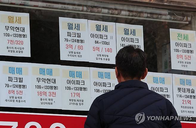 '귀한 전세' (서울=연합뉴스) 이진욱 기자 = 20일 서울부동산정보광장의 아파트 거래량 자료를 분석한 결과 올해 1∼9월 서울 아파트 월세 거래량은 8만7천740건으로 전체 전월세 거래량(17만2천27건)의 51.0%를 차지했다. 월세 비중이 절반을 넘어선 것은 월세 거래 증가보다 전세 거래가 크게 급감하면서 나타난 현상이다. 자치구별로는 종로구의 월세 비중이 65.6%로 가장 높았다. 사진은 이날 서울 종로구 한 부동산 중개업소에 붙은 매물표 모습. 2026.10.20 cityboy@yna.co.kr