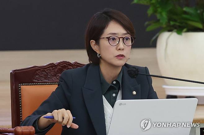 국감서 질의하는 고민정 의원 (전남광주=연합뉴스) 민현기 기자 = 더불어민주당 고민정 의원이 20일 오전 전남광주 무안군 삼향읍 전남광주통합교육청 전남청사에서 열린 국회 교육위원회의 전남광주통합특별시 교육청, 전북도 교육청, 제주도 교육청, 충남도 교육청, 충북도 교육청, 대전시 교육청, 세종시 교육청에 대한 국정감사에서 질의하고 있다. 2026.10.20 mhk0226@yna.co.kr