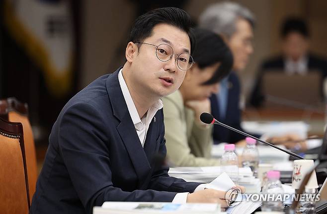 국감서 질의하는 김동아 의원 (대구=연합뉴스) 윤관식 기자 = 더불어민주당 김동아 의원이 20일 대구고법에서 열린 국회 법제사법위원회의 대구고등·지방·가정·회생법원, 부산고등·지방·가정·회생법원, 울산지방·가정법원, 창원지법에 대한 국정감사에서 질의하고 있다. 2026.10.20 psik@yna.co.kr