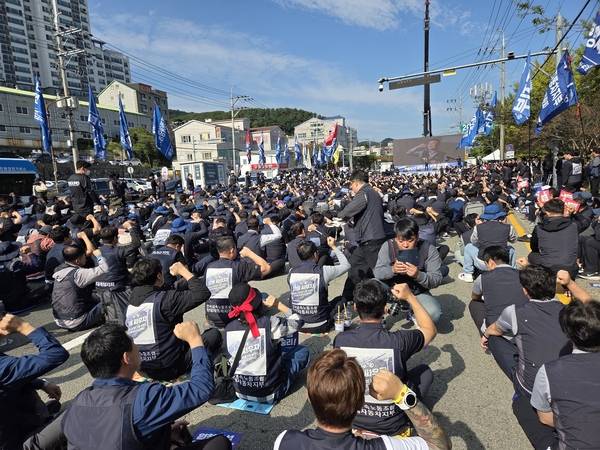21일 오후 한화오션 거제조선소 서문 앞에서 열린 '한화오션 원청교섭 투쟁 승리! 현장탄압 분쇄! 금속노동자 결의대회'에서 참가자들이 구호를 외치고 있다. /표세호 기자