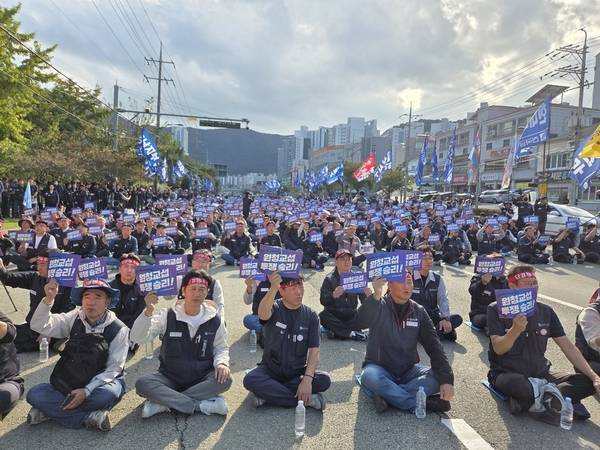 21일 오후 한화오션 거제조선소 서문 앞에서 열린 '한화오션 원청교섭 투쟁 승리! 현장탄압 분쇄! 금속노동자 결의대회'에서 참가자들이 구호를 외치고 있다. /표세호 기자
