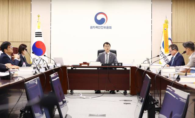 최원호 원자력안전위원장이 15일 서울 종로구 원자력안전위원회에서 열린 제2026-16회 원자력안전위원회에서 발언하고 있다. 연합뉴스