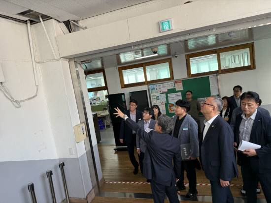 정규헌 도의원이 21일 마산용마고교를 방문, 윤덕봉 총동창회장으로부터 학교 노후시설에 대한 설명을 듣고 있다.