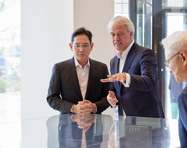 이재용 삼성전자 회장(왼쪽)이 지난 2022년 6월 네덜란드 ASML 본사를 방문한 모습. [사진=삼성전자]