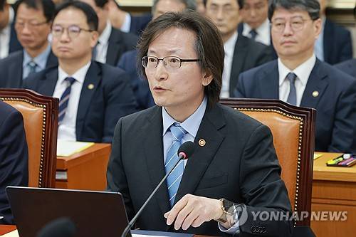 재벌·대기업 관련 발언 설명하는 주병기 공정거래위원장(서울=연합뉴스) 신현우 기자 = 주병기 공정거래위원장이 21일 국회 정무위원회에서 열린 비금융 분야 종합감사에서 지난 12일 국감에서 주 위원장이 재벌·대기업에 대해 발언한 것과 관련해 설명하고 있다. 2026.10.21 nowwego@yna.co.kr