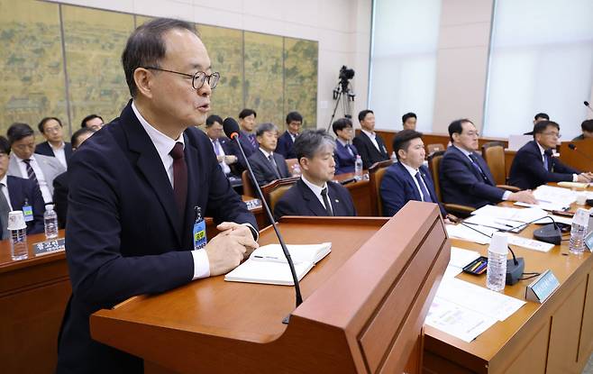 이용수 대한축구협회 회장 직무대행이 21일 국회 문화체육관광위원회에서 열린 대한체육회 등에 대한 국정감사에 일반증인으로 출석해 문체위원 질의에 답하고 있다. 사진=연합뉴스