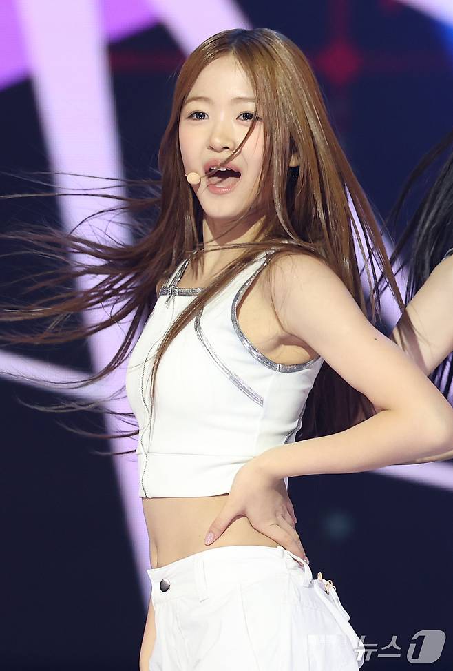 A20 LITE 아이찡이 20일 오후 서울 마포구 상암 SBS프리즘타워에서 열린 SBS Life 음악 방송 ‘더 쇼(THE SHOW)’ 생방송에서 '니온'을 열창하며 화려한 퍼포먼스를 선보이고 있다. ⓒ 뉴스1 권현진 기자
