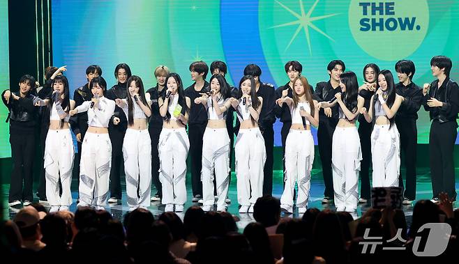 A20 LITE가 20일 오후 서울 마포구 상암 SBS프리즘타워에서 열린 SBS Life 음악 방송 ‘더 쇼(THE SHOW)’ 생방송에서 1위를 차지한 뒤 A20 SOUL의 축하를 받으며 앙코르 송을 선보이고 있다. ⓒ 뉴스1 권현진 기자