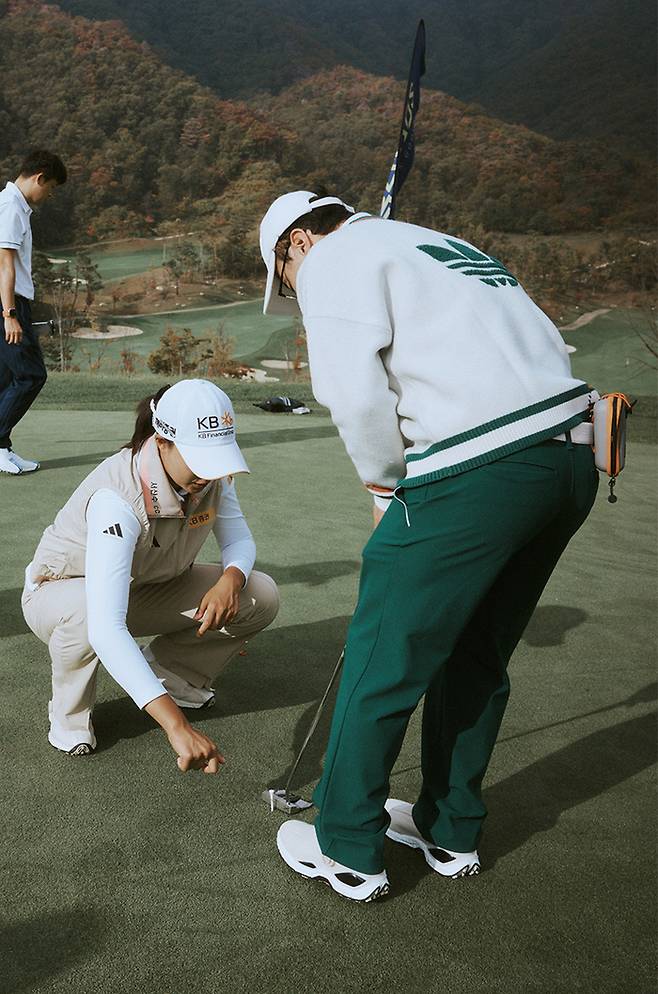 아디다스골프가 19일 성문안CC에서 아디다스 오픈 코드케이오스 챔피언십을 열고 구매 고객들에게 고마움을 표하고 있다. 사진 | 아디다스골프