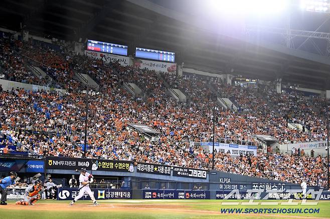 11일 잠실야구장에서 열린 한화와 두산의 경기. 3루 관중석의 한화 팬들이 경기를 지켜보고 있다. 잠실=허상욱 기자wook@sportschosun.com/2026.08.11/