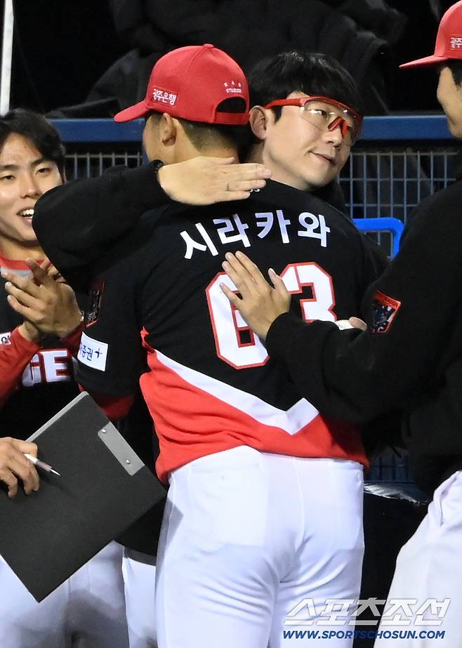 20일 잠실야구장에서 열린 KIA와 LG의 준플레이오프 3차전. 6회말 양현종이 마운드를 내려온 시라카와를 안아주고 있다. 잠실=허상욱 기자