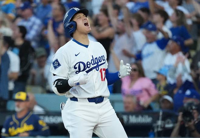 Oct 15, 2026; Los Angeles, California, USA;  Los Angeles Dodgers designated hitter Shohei Ohtani (17) reacts after hitting a three-run home run during the second inning against the Milwaukee Brewers in game four of the NLCS for the 2026 MLB Playoffs at Uniqlo Field at Dodger Stadium.  Mandatory Credit: Kirby Lee-Imagn Images        <저작권자(c) 연합뉴스, 무단 전재-재배포, AI 학습 및 활용 금지>