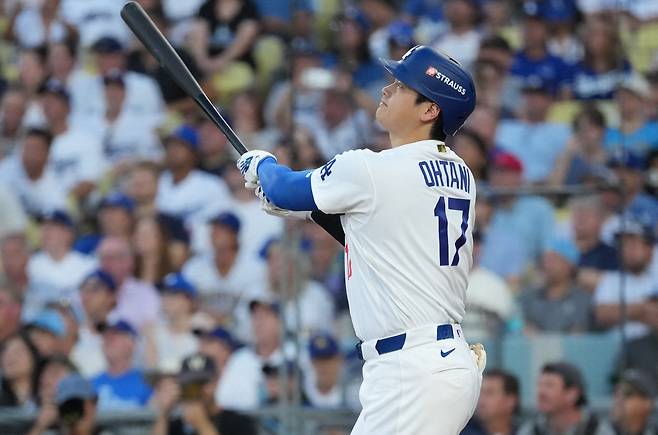 Oct 15, 2026; Los Angeles, California, USA;  Los Angeles Dodgers designated hitter Shohei Ohtani (17) hits a three-run home run during the second inning against the Milwaukee Brewers in game four of the NLCS for the 2026 MLB Playoffs at Uniqlo Field at Dodger Stadium.  Mandatory Credit: Kirby Lee-Imagn Images        <저작권자(c) 연합뉴스, 무단 전재-재배포, AI 학습 및 활용 금지>