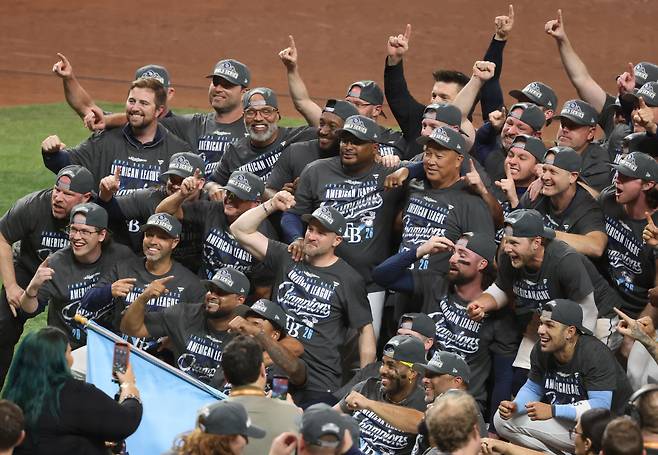 Tampa Bay Rays players celebrate after the Rays defeated the Cleveland Guardians 7-3 to win the MLB American League Championship Series at Tropicana Field in St Petersburg, Florida, on Monday, October 19, 2026. The Rays will take on the Milwaukee Brewers in the World Series starting October 30. Photo by Gary Bogdon/UPI        <저작권자(c) 연합뉴스, 무단 전재-재배포, AI 학습 및 활용 금지>