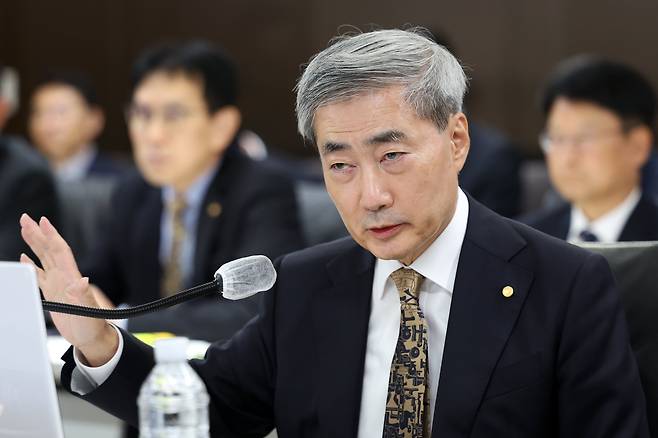 신현송 한국은행 총재가 지난 12일 서울 중구 한국은행에서 열린 국회 재정경제기획위원회 국정감사에서 의원 질의에 답변하고 있다. /뉴시스