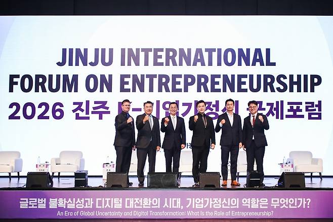 19일 경남 진주시 경남이스포츠상설경기장에서 열린 ‘2026 진주 K-기업가정신 국제포럼’ 개회식에서 우주항공·방산 세션 연사들이 기념촬영을 하고 있다. 왼쪽부터 패트릭 도나호 미국 콜럼버스주립대 최고운영책임자(COO), 존 킴 안두릴코리아 대표, 신익현 LIG디펜스&에어로스페이스(LIG D&A) 대표, 홍요섭 에어로바이런먼트 한국 대표, 김하늘 대한항공 해외사업개발 실장, 안현수 ANH스트럭쳐 대표. /진주시