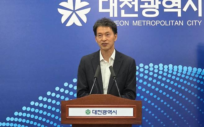 21일 최종수 대전시 도시국장이 대전역세권 복합 2-1구역 개발사업과 관련해 정상화 방안을 발표하고 있다. 이준섭 기자
