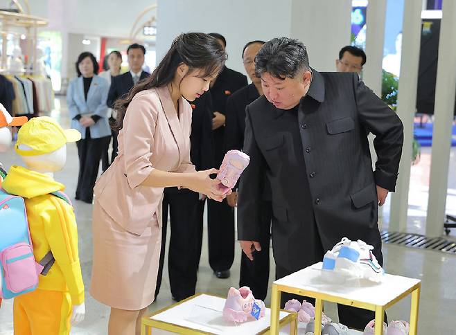 북한 관영매체 노동신문은 김정은 북한 국무위원장(오른쪽)이 19일 딸 주애와 함께 ‘새 제품 개발과 질 제고 열풍’을 주제로 열린 ‘전국 피복, 신발 전시회’에 참석했다고 20일 보도했다. 이날 해외 온라인 커뮤니티 등에서 김 위원장이 뇌출혈로 중국 베이징의 병원으로 긴급 이송됐다는 확인되지 않은 내용이 확산한 가운데 북한 매체가 김 위원장의 행보를 공개한 것이다. 노동신문 뉴스1