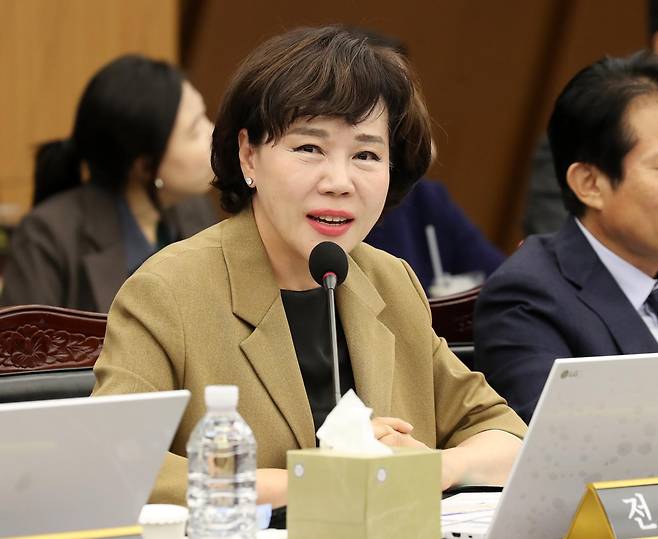 전현희 더불어민주당 의원이 15일 오후 부산 남구 부산국제금융센터(BIFC)에서 열린 국회 정무위원회의 한국자산관리공사, 한국주택금융공사, 신용보증기금에 대한 국정감사에서 질의하고 있다.  부산=뉴스1