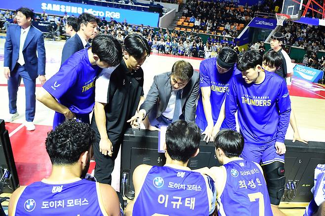 서울 삼성 선수들이 21일 서울 잠실학생체육관에서 열린 2026~2027 남자프로농구 부산 케이씨씨(KCC)와 경기 중 작전 시간을 갖고 있다. 한국농구연맹 제공