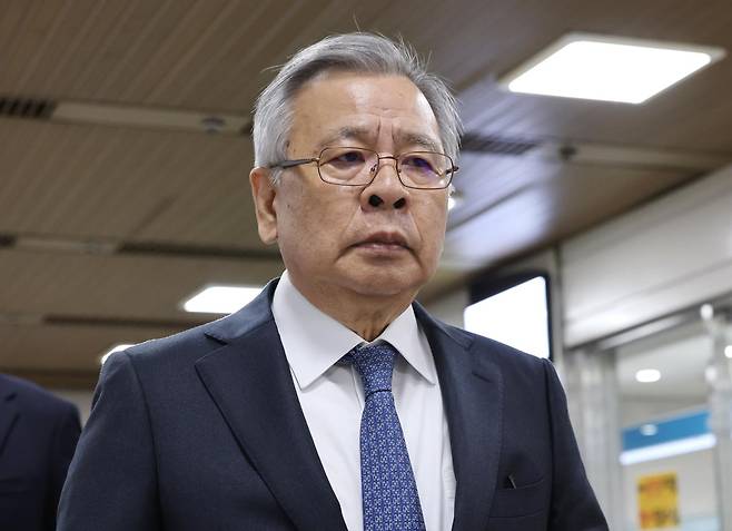 이른바 '50억 클럽'에 연루돼 재판에 넘겨진 박영수 전 특별검사가 21일 서울 서초구 서울고법에서 열린 항소심 선고 공판에 출석하고 있다. 연합뉴스