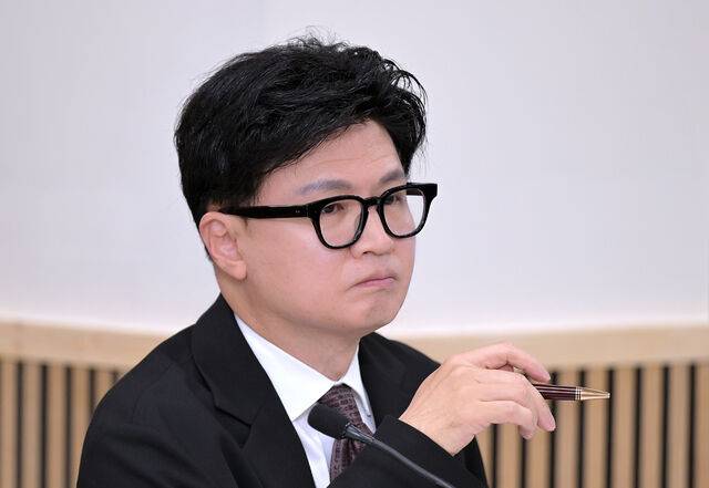 한동훈 무소속 의원이 지난 12일(현지시간) 미국 워싱턴DC 주미한국대사관에서 열린 국회 외교통일위원회 국정감사에서 강경화 주미한국대사의 발언을 듣고 있다. 연합뉴스