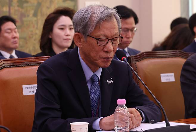유홍준 국립중앙박물관장이 지난 19일 국회에서 열린 문화체육관광위원회 국정감사에서 위원 질의에 답하고 있다. [이승환 기자]