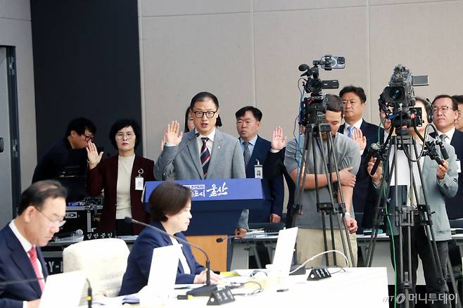 [울산=뉴시스] 조현철 기자 = 21일 울산시청에서 열린 2026년도 국회 행정안전위원회 국정감사에서 김상욱 울산시장이 증인 선서를 하고 있다. (사진=울산시 제공) 2026.10.21. photo@newsis.com   *재판매 및 DB 금지 /사진=조현철