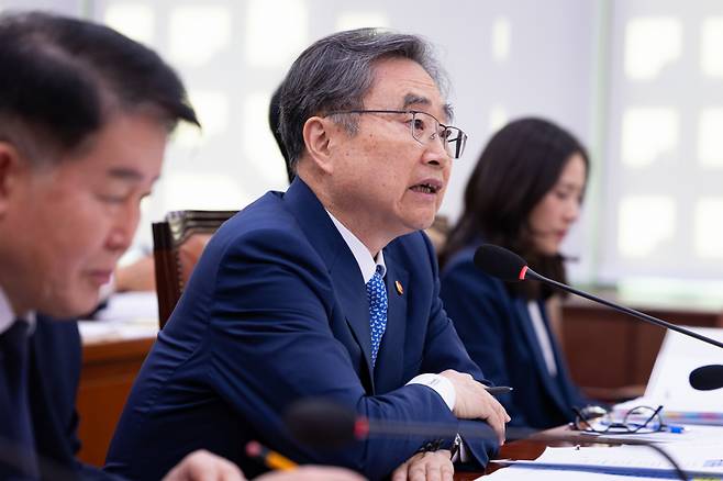 조현 외교부 장관이 10월6일 서울 여의도 국회에서 열린 외교통일위원회의 외교부 등에 대한 국정감사에 출석해 의원 질의에 답하고 있다./뉴스1