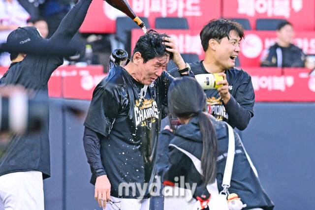 5일 경기도 수원 KT위즈파크에서 열린 '2026 신한 SOL BANK KBO리그' 롯데 자이언츠와 KT 위즈 경기. KT가 9-0으로 롯데에 승리했다. 2026 KBO 정규시즌 우승을 확정한 KT 선수들이 기뻐하고 있다. 이강철 감독이 샴페인 샤워를 받고 있다./마이데일리