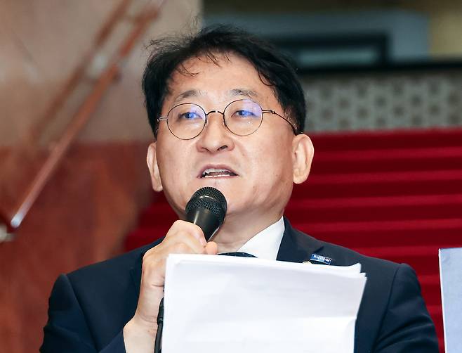 조국혁신당 차규근 신임 최고위원이 27일 국회 로텐더홀 계단에 마련된 ‘검찰개혁 완수 국민상황실’에서 열린 최고위원회의에서에서 발언하고 있다. <연합뉴스>