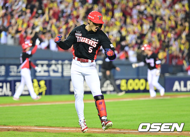 [OSEN=잠실, 최규한 기자] 20일 서울 잠실야구장에서 ‘2026 신한 SOL KBO 준플레이오프’ 3차전 LG 트윈스와 KIA 타이거즈의 경기가 열렸다.벼랑 끝에 몰린 LG는 카를로스 카라스코가 선발로 나선다. 광주 홈에서 열린 2경기를 모두 잡아낸 KIA는 시라카와 게이쇼를 선발로 내세웠다.2회초 1사 만루 상황 KIA 김도영이 달아나는 좌중간 만루포를 날리고 펄쩍 뛰며 기뻐하고 있다. 2026.10.20 / dreamer@osen.co.kr
