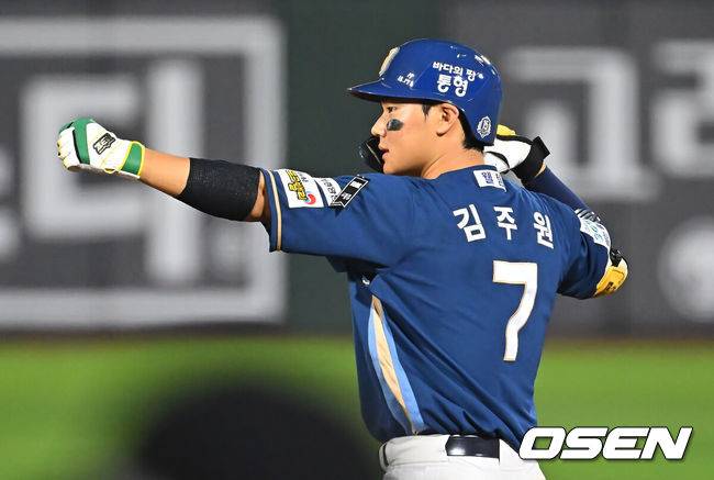 [OSEN=부산, 이석우 기자] 15일 부산 사직야구장에서 2026 신한 SOL KBO 리그 롯데 자이언츠와 NC 다이노스의 경기가 열렸다. 홈팀 롯데는 박세웅이, 방문팀 NC는 원종해가 선발 출전했다.NC 다이노스 김주원이 7회초 2사 1,3루 우익수 오른쪽 1타점 안타를 치고 세리머니를 하고 있다. 2026.08.15 / foto0307@osen.co.kr
