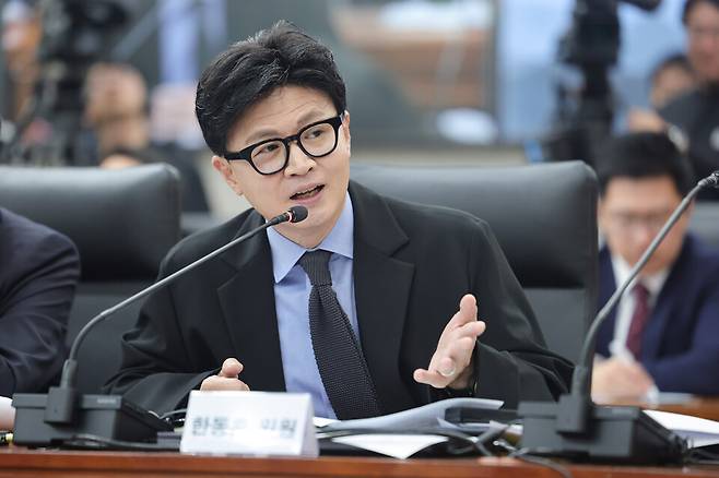 한동훈 무소속 의원이 지난 7일 서울 종로구 남북회담본부에서 열린 외교통일위원회 국정감사에서 정동영 통일부 장관에게 질의하고 있다. ⓒ 연합뉴스