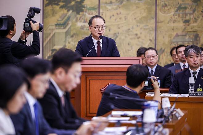 대한축구협회 이용수 회장 직무대행이 21일 서울 여의도 국회서 열린 문화체육관광위원회의 국정감사에서 의원 질의에 답변하고 있다. 뉴시스