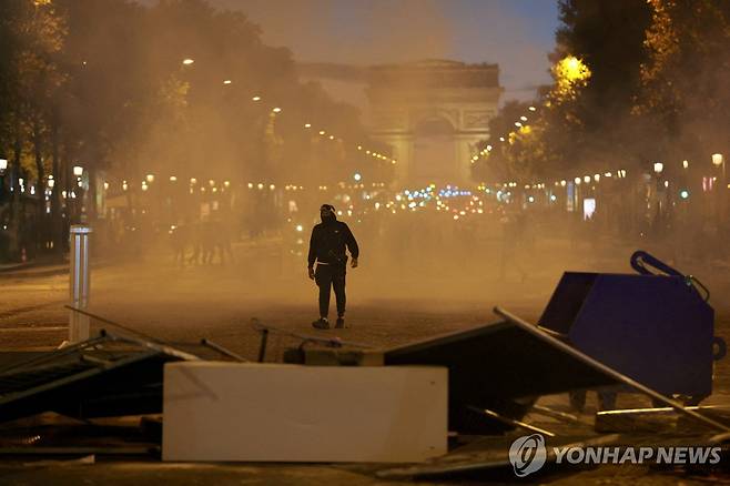 17일 시위 당시 샹젤리제 거리 [로이터=연합뉴스 자료사진. 재판매 및 DB 금지]