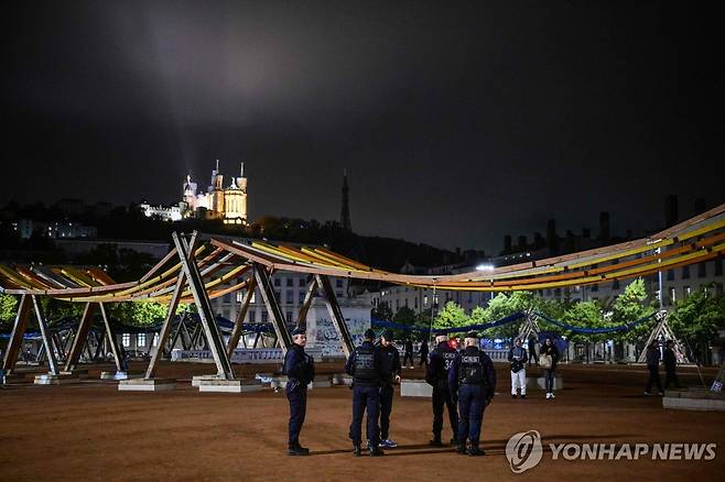 통행금지령이 내려진 19일 밤 파리에서 순찰하는 프랑스 경찰 [AFP=연합뉴스. 재판매 및 DB 금지]