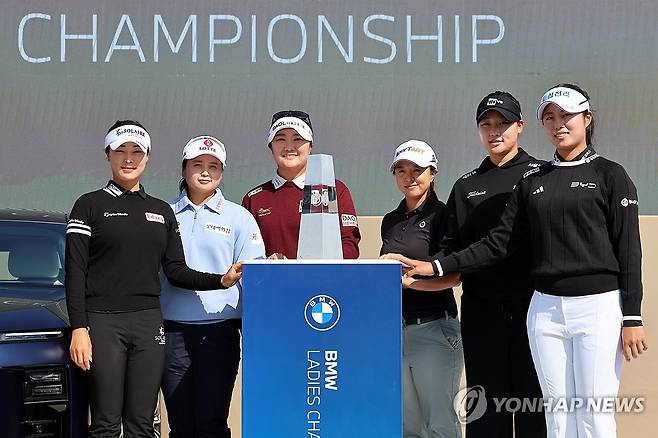 BMW 레이디스 챔피언십 포토콜 (해남=연합뉴스) 조남수 기자 = 21일 전남광주통합특별시 해남군 화원면 파인비치 골프링크스에서 LPGA BMW 레이디스 챔피언십 개막을 하루 앞두고 열린 포토콜에서 윤이나(왼쪽부터), 최혜진, 유해란, 김세영, 김민솔, 서교림이 포즈를 취하고 있다. 2026.10.21 iso64@yna.co.kr