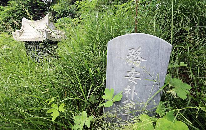 인천 남동구에 위치한 '훈맹정음' 창시자 송암 박두성 선생의 묘소와 추모비가 관리되지 않아 우거진 풀숲 사이에 초라한 모습을 보이고 있다./김경민 기자 time20406@incheonilbo.com