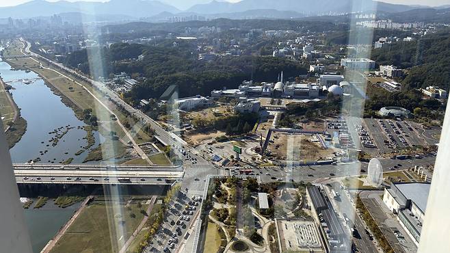 신세계22일 대전신세계 Art & Science 스카이193전망대 39층 전망데크에서 바라본 대전 도심. 갑천과 엑스포과학공원, 도심 스카이라인이 한눈에 펼쳐져 있다. 사진=최광현 기자